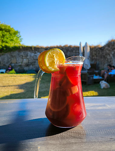 jarra de sangria en mesa de terraza